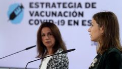 La Secretaria de Estado de Sanidad, Silvia Calz�n, junto a la Directora de la Agencia espa�ola del Medicamento, Mar�a Jes�s Lamas, durante la rueda de prensa esta tarde en el complejo de La Moncloa