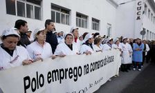 Las mujeres de Cuca hacen guardia las 24 horas para evitar el traslado de la maquinaria.