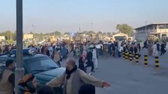 Caos en el aeropuerto de Kabul tras la toma de la ciudad por los talibanes