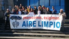 Concentraci�n, ayer en los Juzgados, antes de la presentaci�n de la denuncia en la Fiscal�a de Medio Ambiente