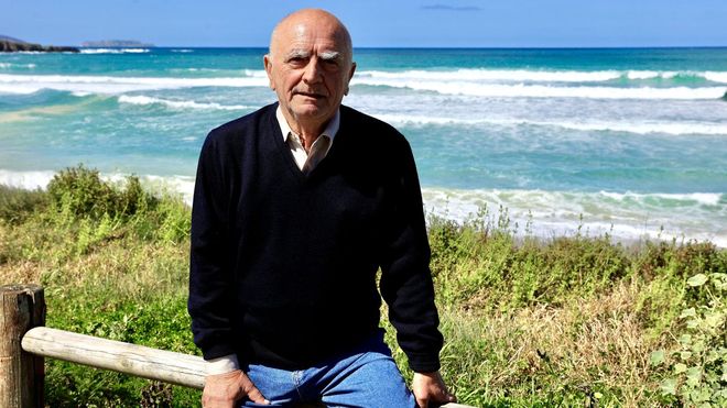 Antonio Garc�a de Se�rez, presentador do espazo radiof�nico, retratado na beira da praia de Razo, en Carballo.