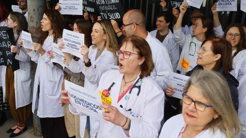 Imagen de la protesta de los m�dicos, esta ma�ana en el Hospital Universitario de A Coru�a (Chuac)