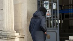 El acusado, entrando en la Audiencia Provincial de Lugo este mi�rcoles para ser juzgado por un presunto delito de agresi�n sexual