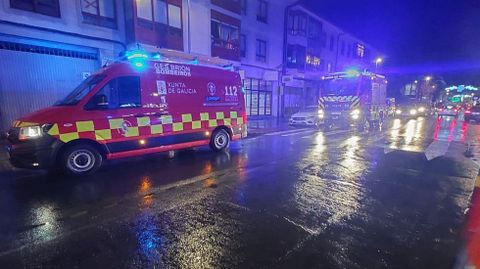 Personal del 112 y de Emerxencias de Bri�n, en el lugar del atropello de la calle Alcalde Lorenzo, en Bertamir�ns (Ames)