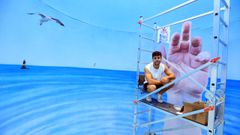 David Cat transformando la estructura del viejo faro en arte: ser espectacular. Este prximo viernes se inaugurar en el paseo de A Marosa y podr ser visitado