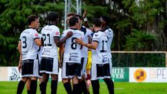 Los jugadores del Ourense CF celebrando el tanto anotado frente al Pontevedra
