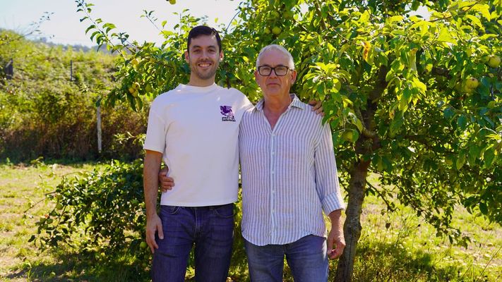 Brais Varela y su padre, Manolo, en su plantaci�n de manzanas de Nara�o