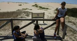 <span lang= es-es >Dunas de Corrubedo</span>. Con 330.000 visitantes, el parque natural es sin duda el gran polo de atracci�n de la comarca. 