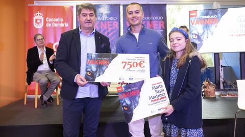 Marta Rego Martínez, do colexio La Salle, primeiro premio en primaria, con Pedro Sánchez Carracedo, titor, e Raúl González, alcalde de Dumbría