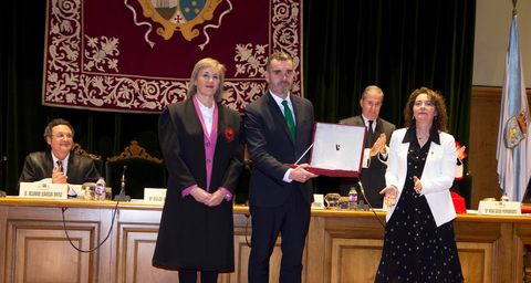 El director de la prisin de Teixeiro muestra la placa de reconocimiento a la colaboracin del centro penitenciario.