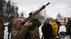 Veteranos militares y civiles ucranianos participan en un entrenamiento de preparaci�n para una posible invasi�n rusa en un campamento abandonado en las afueras de Kiev