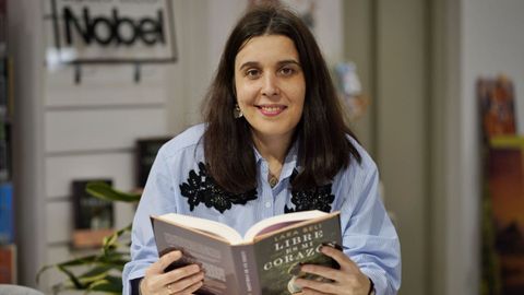 La escritora Lara Beli, poco antes de la presentación de su novela en la librería Nobel de Ourense.