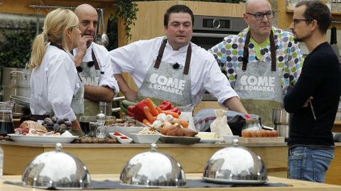 Os coci�eiros locais, fronte aos tres pratos que tiveron que preparar: sopas de allo, corzo estufado e larpeira
