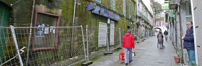 <span lang= es-es >C�sar Boente 4 y 6</span>. Tras el derrumbe parcial del tejado hace tres a�os, el Concello solicit� la declaraci�n de ruina en marzo del 2012. Patrimonio la aprob� en noviembre del 2014, y los due�os tendr�n que remitirle ahora el expediente de demolici�n respetando su estructura. 