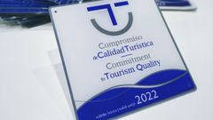 Una de las placas identificadoras entregadas en el 2020 a las primeras empresas tur�sticas de la Ribeira Sacra que obtuvieron el distintivo de calidad de la red Sicted