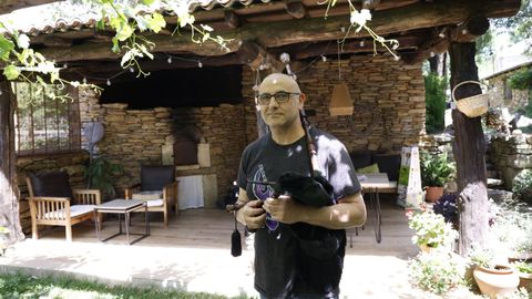 Ram&oacute;n na s&uacute;a vivenda de Castrelo do Val co instrumento co que comezou na m&uacute;sica