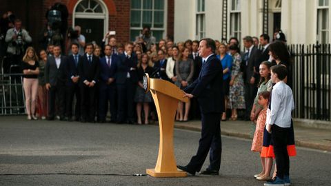 Cameron, junto a su mujer y sus hijos, en su ltimo discurso en el 10 de Downing Street. 