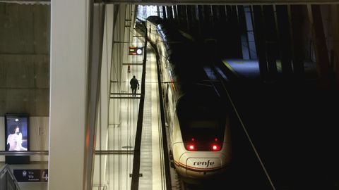 Pasajeros del tren Vigo-Coru�a en el and�n de la estaci�n Vigo-Urzaiz en Vialia, este mes.