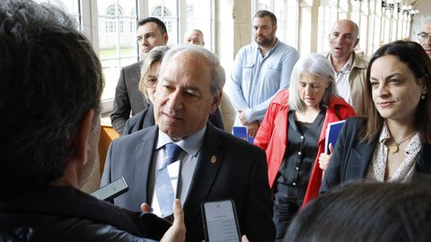 Tomé antes del pleno de mayo, con tres de los diputados críticos y que hoy no han acudido como forma de protesta: de rojo Morandeira, y detrás Iván Castro y José María Arias