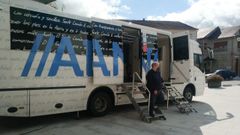 La unidad m�vil de Abanca, este martes en la Praza do Concello de Campo Lameiro