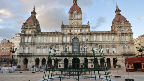 En la plaza de Mar&iacute;a Pita ya se observa parte de la estructura del abeto de Navidad