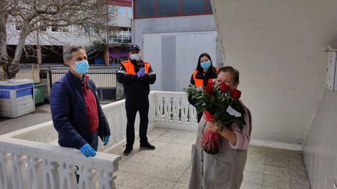 El alcalde de Vilar de Barrio y varios miembros de Protecci�n Civil se encargaron de entregar el ramo de flores a Esther Lamelas