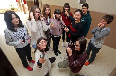 <span lang= gl >Os alumnos que participan na radio escolar sacrona adiante mediante o traballo colaborativo. </span>