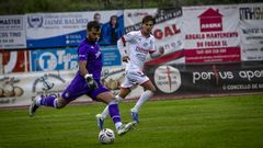 Regueiro, autor de uno de los goles del Noia, presiona la salida del bal&oacute;n del portero del San Tirso.