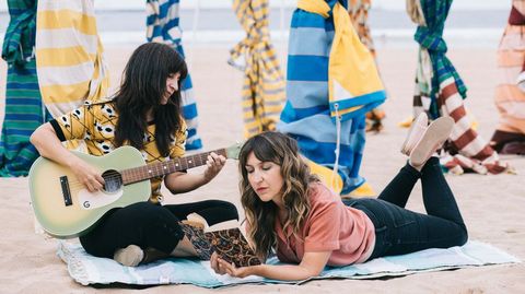 Pauline en la playa acta en el Club Clavicmbalo