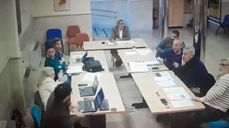 Momento en el que el concejal socialista lanza el recipiente de caf&eacute; al portavoz de Vox en el Ayuntamiento de Aranjuez