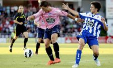 Fran Sol trata de eludir el marcaje de Ux�o en el amistoso contra el Deportivo.