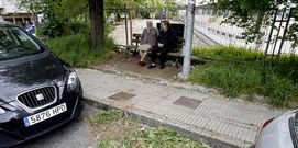 Los vecinos limpiaron el entorno de los bancos para usarlos.