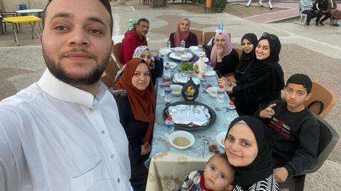 Mohamed Imad posa con su familia en una imagen anterior a la invasin de Rafah.