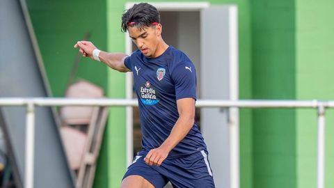 El central zurdo barcelon&eacute;s Izan Serrano durante un partido con el filial del Club Deportivo Lugo
