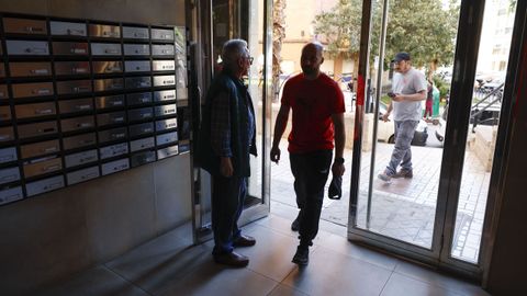 El portal del bloque de viviendas en M&aacute;laga donde un hombre ha matado presuntamente a su casero.