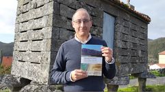 <span lang= gl >Alfonso Blanco amosa un exemplar do libro inclu�do na colecci�n �Terra nomeada�</span>