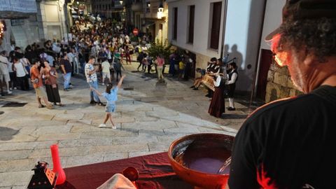 Noite de San Xoán en Ourense.La plaza de San Xoán fue escenario de una animada celebración en Ribadavia