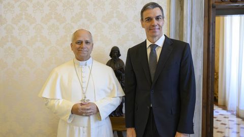 El papa Le&oacute;n XIV y Pedro S&aacute;nchez durante su audiencia privada en el Vaticano.