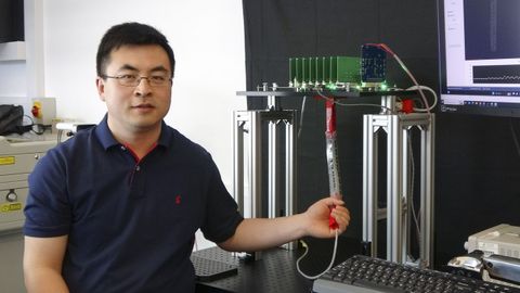 El doctor investigador Yunjie Yang, de la Universidad de Edimburgo, con el dispositivo tecnol�gico con el que se hacen las pruebas de la piel electr�nica inteligente.