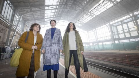 Goretti Sanmart�n, Ana Pont�n y Noa Presas, esta ma�ana en la estaci�n de tren de Santiago