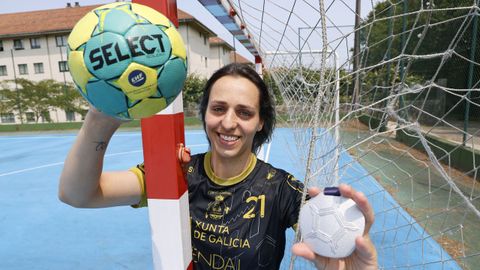 La jugadora de balonmano, Sarai Sanmartín, en una pista de Mos con la medalla ganada.