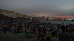 Ambiente en la playa del Orz�n de A Coru�a para ver el eclipse, el pasado mi�rcoles.