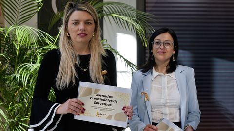Iara Manti��n y Carolina Casti�eiras, enfermas y fundadoras de la Asociaci�n Sarcomas de Galicia (Asorga) presentaron este viernes en A Coru�a el encuentro que reunir� el dia 30 a expertos y pacientes 