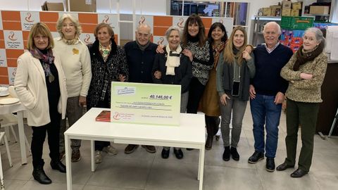El equipo de O Mercadillo entreg� la recaudaci�n navide�a a la Cocina Econ�mica