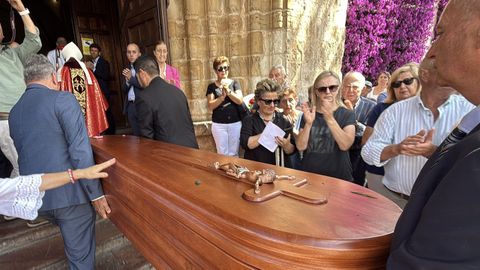 Cientos de personas han dado este viernes el último adiós al que fuera presidente del Principado entre 1993 y 1995, Antonio Trevín