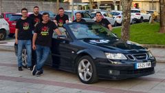 Comisi�n de fiestas de A G�ndara con el coche descapotable que sortea entre los vecinos