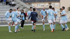 Los jugadores del Ribadeo hacen un ejercicio de calentamiento