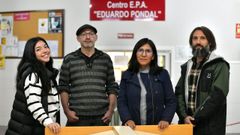 Pilar Delegado, Eduardo L�pez, Flora B�ez y Juan Carlos Mart�nez, estudiantes del centro de educaci�n para adultos Eduardo Pondal (A Coru�a)