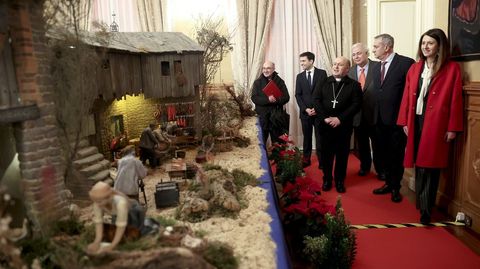 De derecha a izquierda, Mara Jos Gmez, Jos ngel Blanco, Luis de Valdivia, Francisco Jos Prieto y Juan Gallstegui, en la inauguracin del beln este lunes