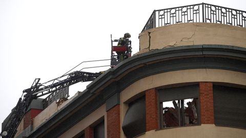 Un bombero accede a la azotea del colegio San Vicente Pal en Gijn